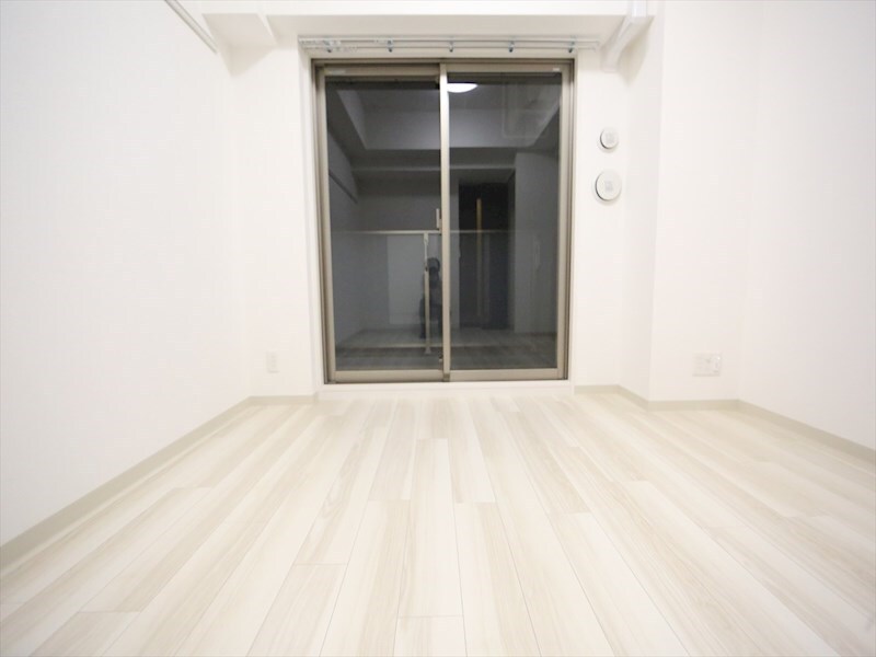 物件内観写真10　(洋室6帖　エアコン付　クローゼット付　バルコニー)