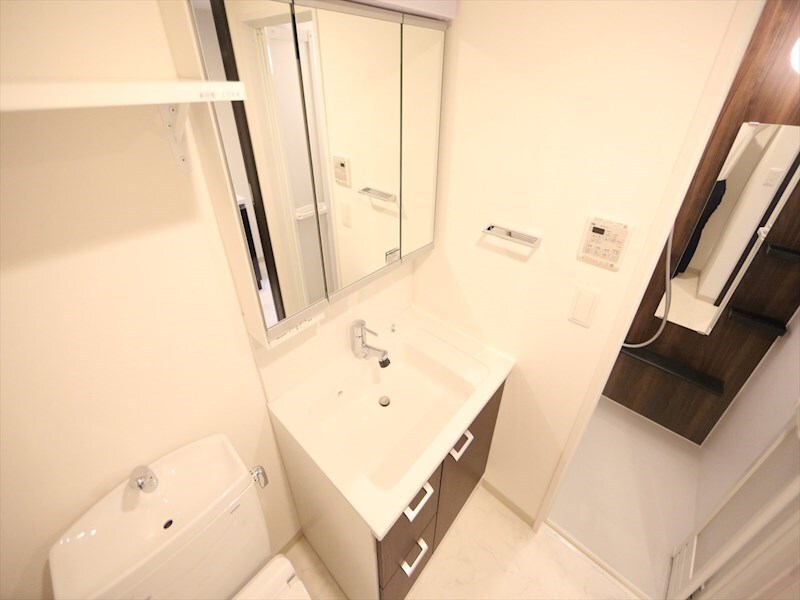 物件内観写真17　(脱衣所　独立洗面台（シャンプードレッサー付）収納スペース有)
