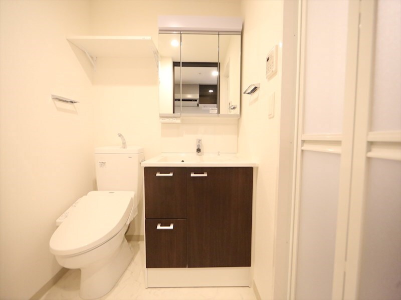 物件内観写真23　(脱衣所　独立洗面台（シャンプードレッサー付）収納スペース有)