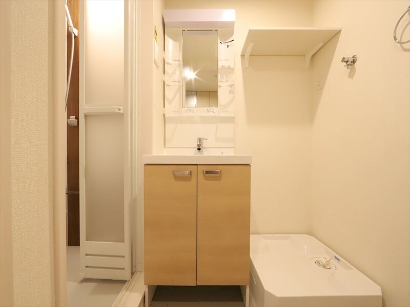 物件内観写真3　(脱衣所　独立洗面台（シャンプードレッサー付）　同仕様写真)