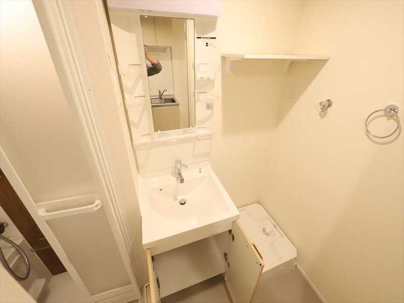 物件内観写真26　(脱衣所　独立洗面台（シャンプードレッサー付）　同仕様写真)
