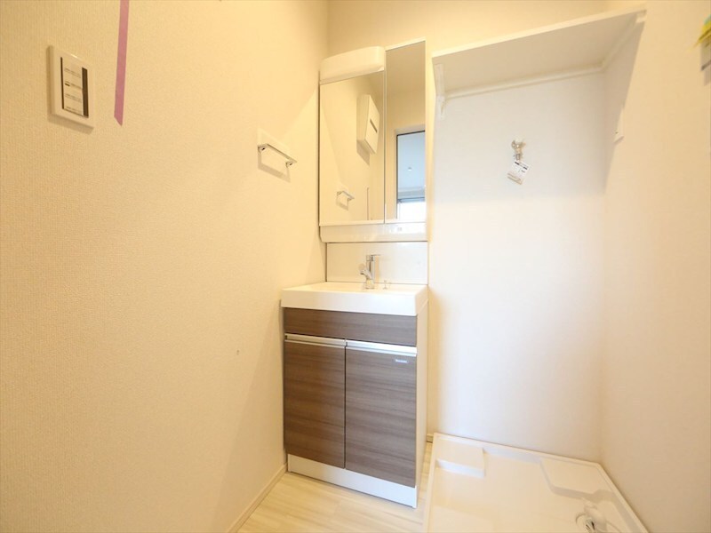 物件内観写真3　(脱衣所　独立洗面台（シャンプードレッサー付）　同仕様写真)