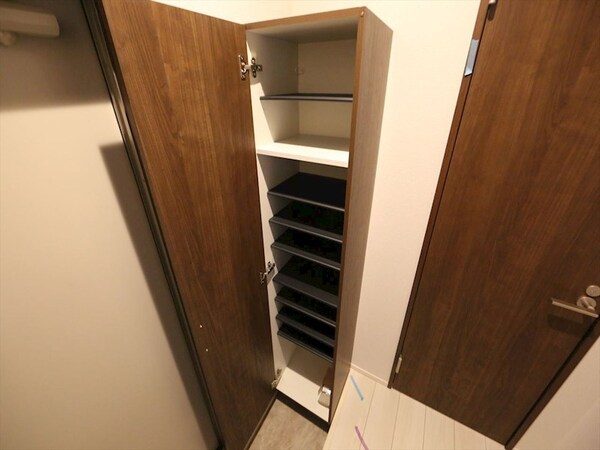 玄関(玄関　シューズボックス付（収納充実してます）　同仕様写真)