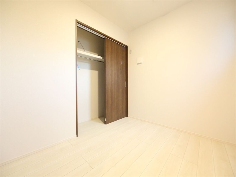 物件内観写真9　(洋室5.5帖　クローゼット付　同仕様写真)