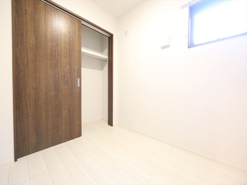 物件内観写真16　(洋室5.5帖　クローゼット付　同仕様写真)