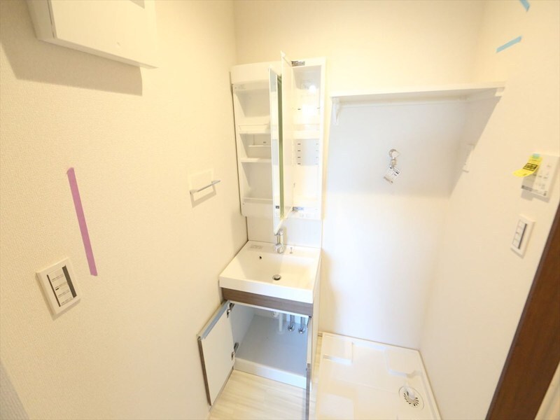 物件内観写真26　(脱衣所　独立洗面台（シャンプードレッサー付）　同仕様写真)