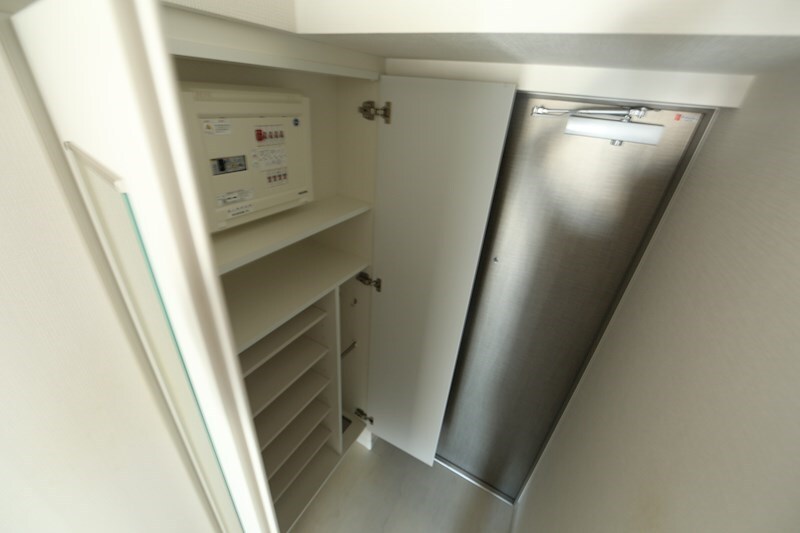 物件内観写真8　(玄関　シューズボックス付（収納充実してます）)