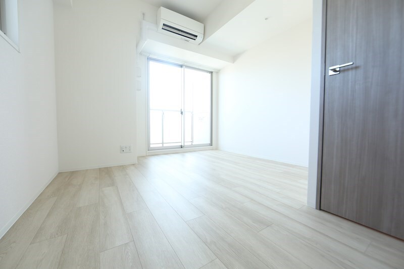 物件内観写真14　(洋室6.9帖　エアコン完備　バルコニー)