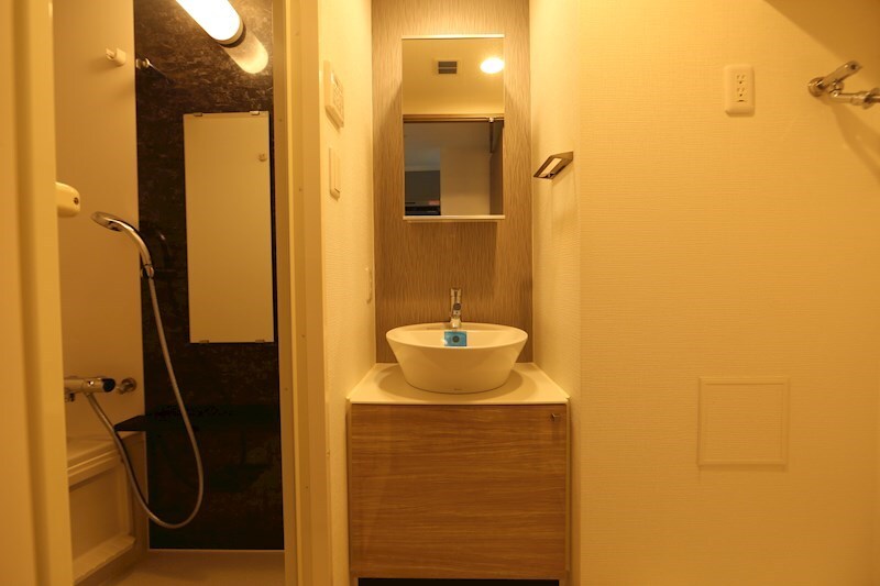 物件内観写真25　(脱衣所　独立洗面台　収納スペース有)