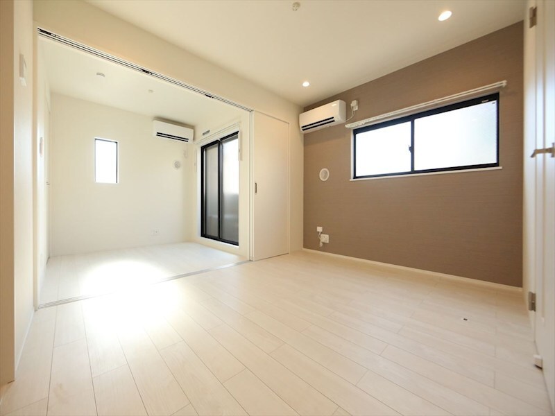 物件内観写真2　(ＬＤＫ8.1帖　洋室4帖　バルコニー　同仕様写真)