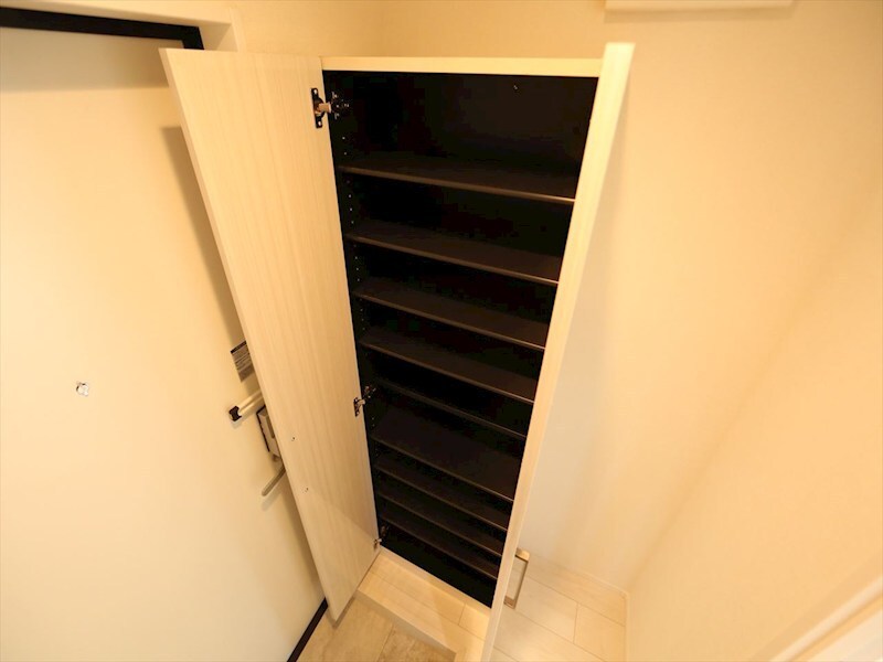 物件内観写真8　(玄関　シューズボックス付（収納充実してます）　同仕様写真)