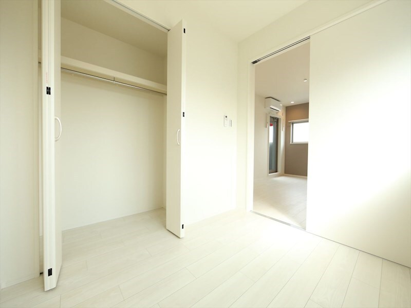 物件内観写真9　(洋室3.3帖　クローゼット付（収納充実してます）　同仕様写真)