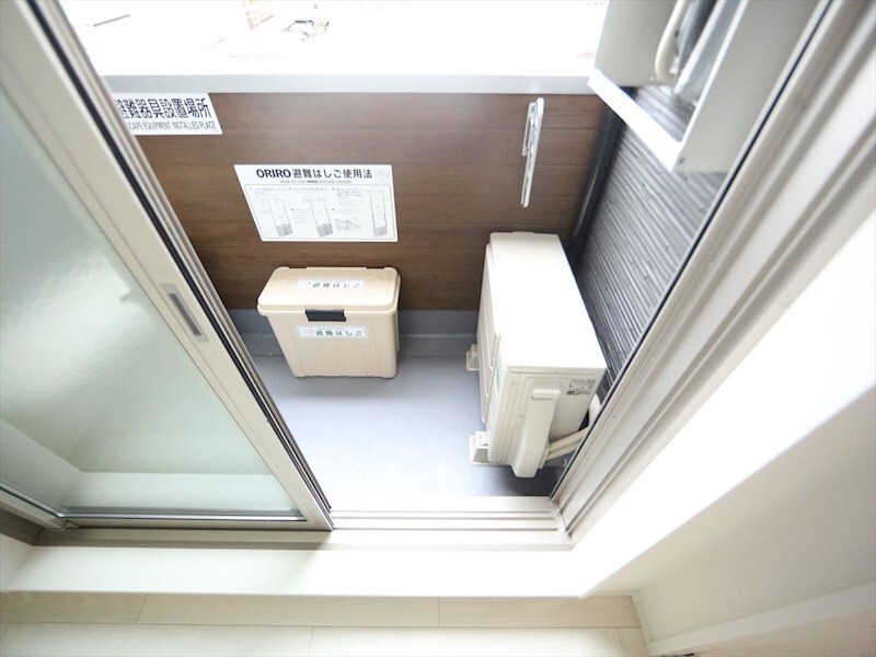 物件内観写真13　(バルコニー　防犯シャッター付　同仕様写真)