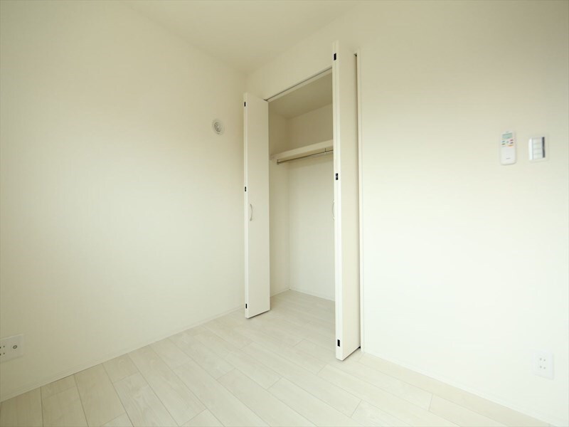 物件内観写真16　(洋室3.3帖　クローゼット付（収納充実してます）　同仕様写真)