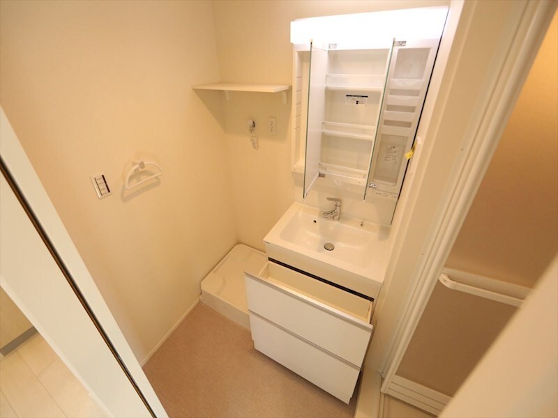 物件内観写真27　(脱衣所　独立洗面台（シャンプードレッサー付）　同仕様写真)