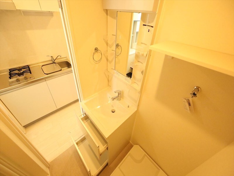 物件内観写真3　(脱衣所　独立洗面台（シャンプードレッサー付）　同仕様写真)