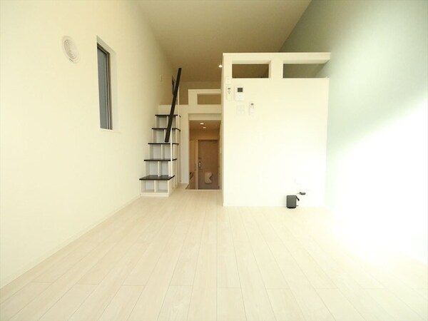 リビング(洋室6帖　ロフト6.1帖（寝室にも使えます）　同仕様写真)