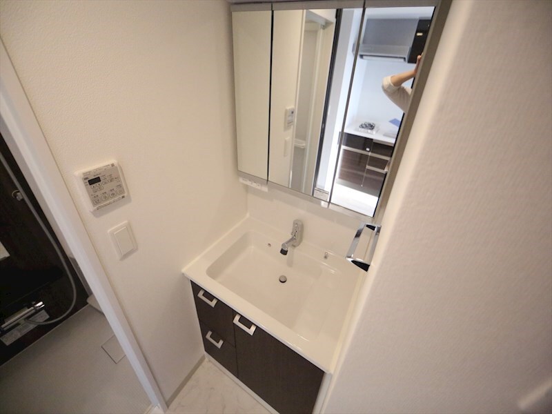 物件内観写真3　(脱衣所　独立洗面台（シャンプードレッサー付）　同仕様写真)