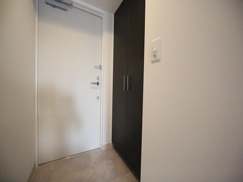 物件内観写真8　(玄関　シューズボックス付（収納充実してます）　同仕様写真)