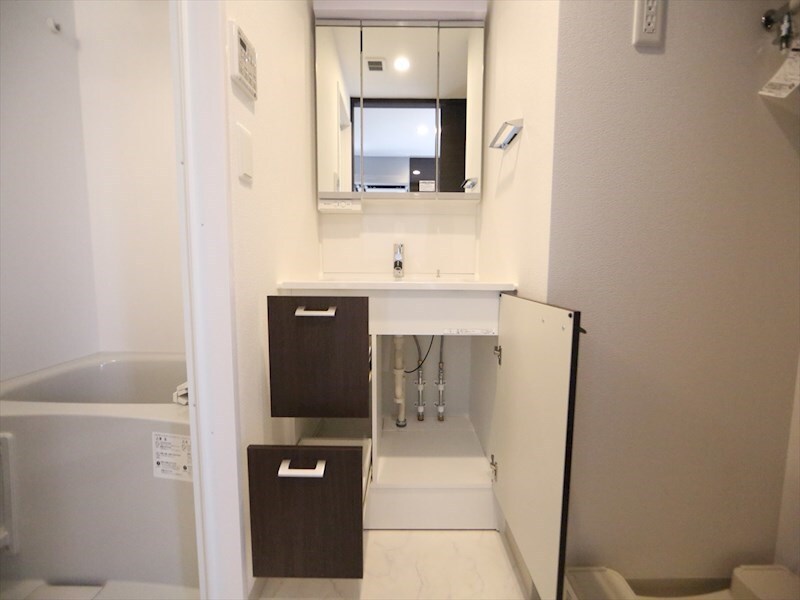 物件内観写真17　(脱衣所　独立洗面台（シャンプードレッサー付）　同仕様写真)