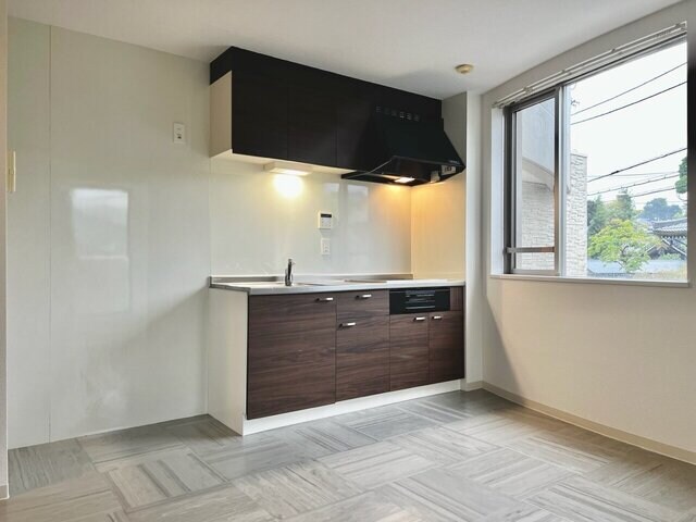 物件内観写真9　(★コンロ：２口ＩＨ・１口ラジエントヒーター)