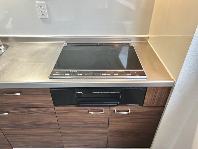 物件内観写真18　(★コンロ：２口ＩＨ・１口ラジエントヒーター)