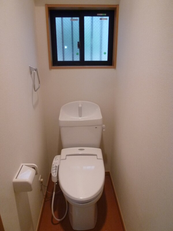 トイレ(洗浄機能付便座　トイレに窓あります☆)