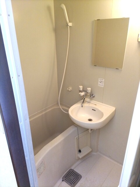 物件内観写真8　(★バスルーム★※クリーニング前の写真です)