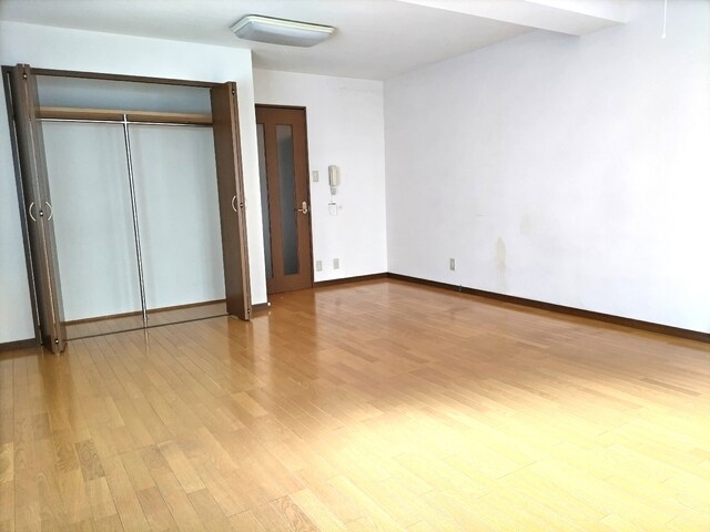 物件内観写真9　(★洋室14.4帖★※クリーニング前の写真です)