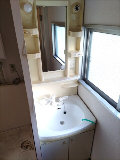 物件内観写真16　(★独立洗面台★※クリーニング前の写真です)