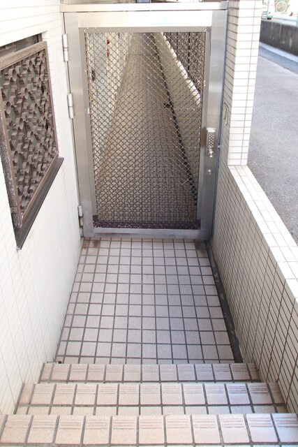 物件外観写真3　(デジタルロック式オートロック　＊呼出・開錠機能はございません)