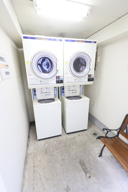 物件外観写真3　(専用コインランドリー♪　(鍵を掛けられるので安心です☆）)