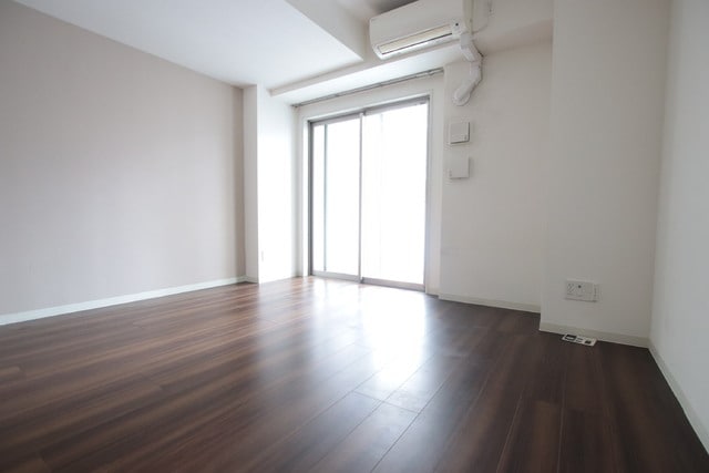 物件内観写真8　(★過去募集時の写真です。エアコンがある洋室♪)