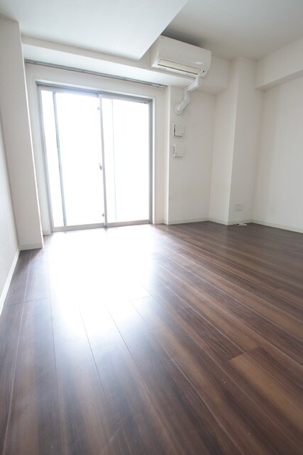 物件内観写真11　(★過去募集時の写真です。シックな色合いの洋室♪)