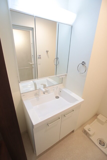 物件内観写真13　(シャワー付き洗面化粧台♪ ※クリーニング前)