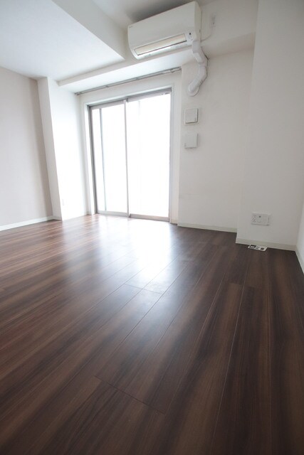 物件内観写真18　(★過去募集時の写真です。8.2帖の洋室♪)