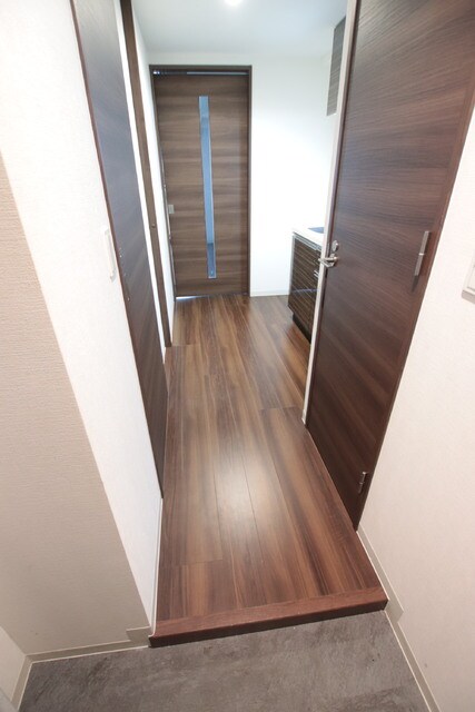 物件内観写真20　(玄関からのアプローチ♪ ※クリーニング前)