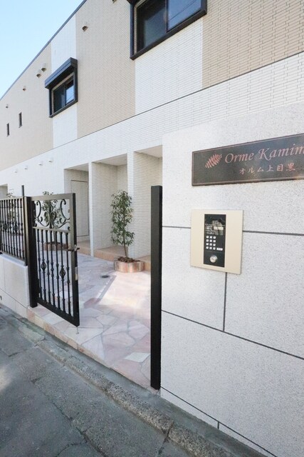 物件外観写真3　(★おしゃれなオートロック扉★)