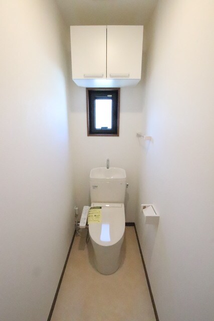 物件内観写真16　(★過去募集時の写真です◆収納棚のあるトイレ◆)