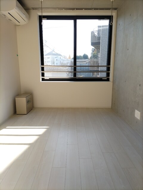 物件内観写真8　(★南向きの洋室5.7帖★※クリーニング前の写真です。)