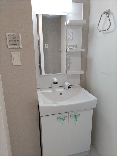 物件内観写真13　(★独立洗面台★※クリーニング前の写真です。)