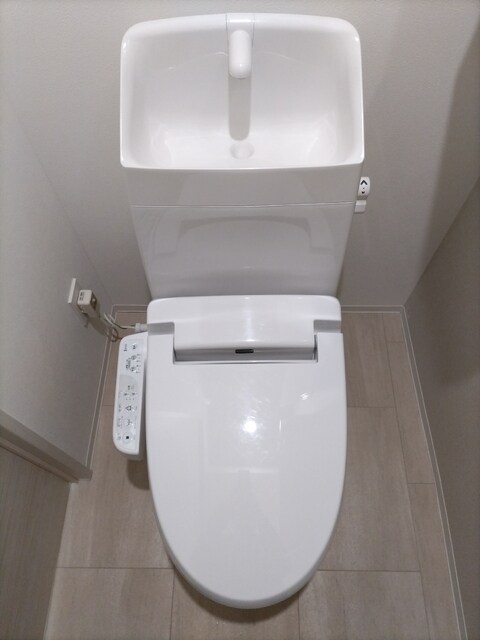 物件内観写真14　(★温水洗浄便座付きトイレ★※クリーニング前の写真です。)