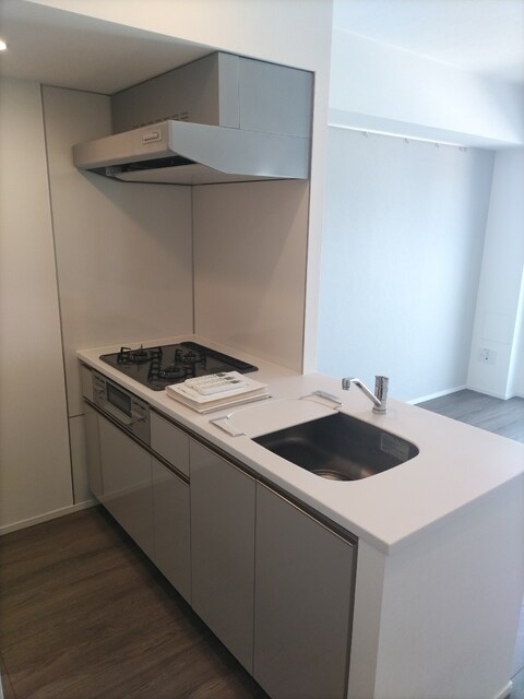 物件内観写真9　(★3口ガスコンロ付のキッチン★※クリーニング前です。)