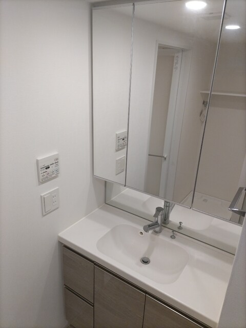 物件内観写真13　(★便利な3面鏡の独立洗面台です★※クリーニング前です。)