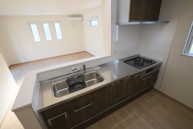 物件内観写真7　(広々シンクのシステムキッチン)