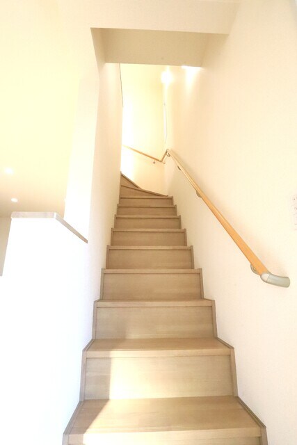 物件内観写真16　(2階へ上がる階段)