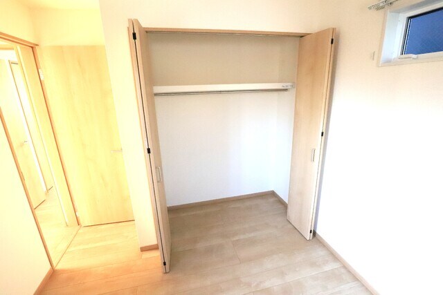 物件内観写真18　(5.2帖の洋室の収納)