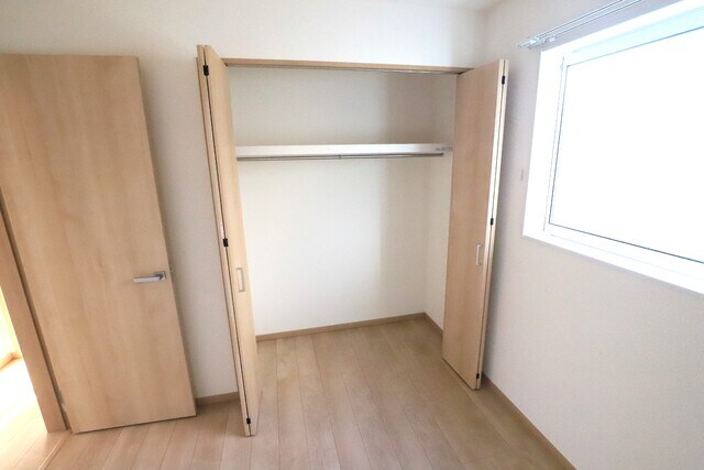 物件内観写真20　(6帖の洋室の収納)