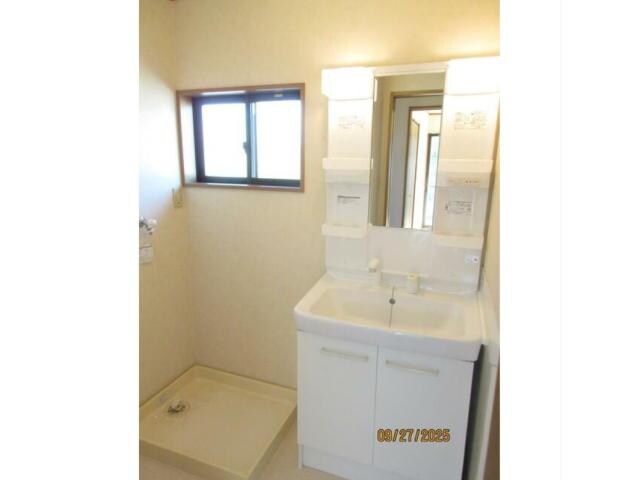 物件内観写真15　(洗面化粧台と洗濯防水パン)