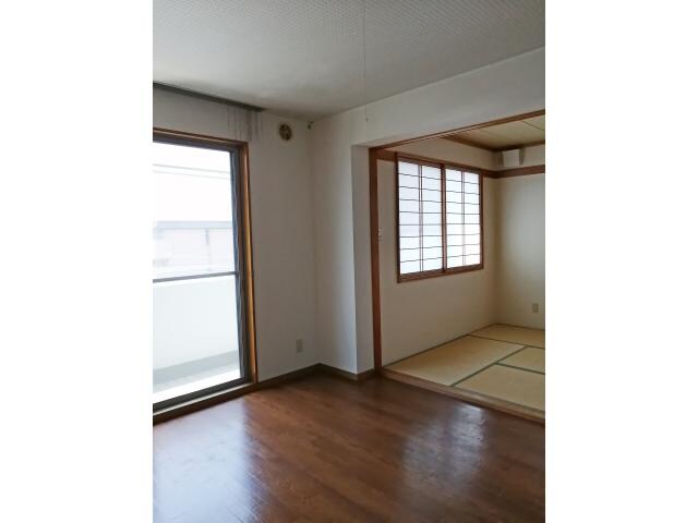 物件内観写真8　(明るいLDKから和室)